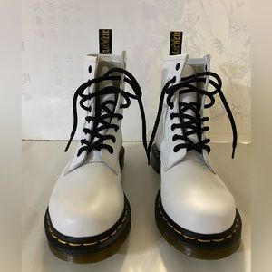 Dr Martens Women’s White Patent Leather Lace Up Boots 1460, Size 6